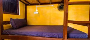 Postel nebo postele na pokoji v ubytování ILIKA STAYS (DASHASHWAMEDH GHAT)