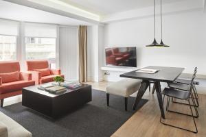 sala de estar con mesa y sofá en Koxtape Apartment by FeelFree Rentals, en San Sebastián