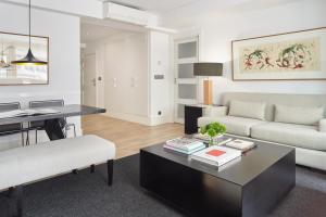 ein Wohnzimmer mit einem Sofa und einem Tisch in der Unterkunft Koxtape Apartment by FeelFree Rentals in San Sebastián