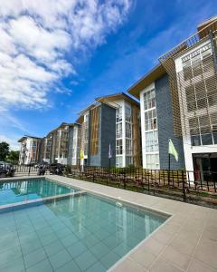 una piscina di fronte a un edificio di CreativeSpace-Mactan2 a Lapu Lapu City