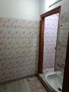 a bathroom with a sink and a shower at Hotel Yuvraj Palace in Chutiyā Mīrigaon