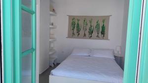 um quarto com uma cama e um quadro na parede em Ethel apartment em Alinda