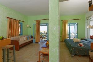 een slaapkamer met een bed en een woonkamer bij Piskopiano Village in Chersonissos