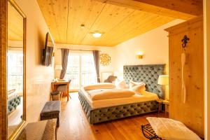 Postel nebo postele na pokoji v ubytování Landhaus Hotel Wolfratshausen
