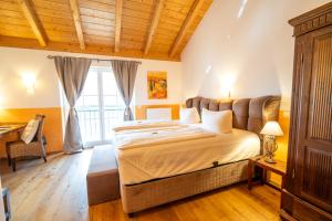 Postel nebo postele na pokoji v ubytování Landhaus Hotel Wolfratshausen