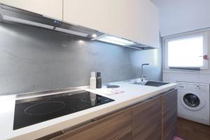 una cocina con fregadero y estufa en Primopiano - Fargorida 6, en Milán 35 fotos más