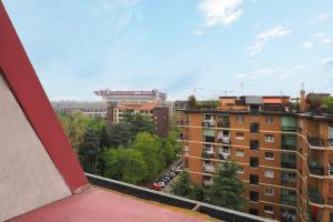 una vista de la ciudad desde el balcón de un edificio en Primopiano - Fargorida 6, en Milán