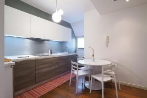 cocina con mesa, mesa y sillas en Primopiano - Fargorida 6, en Milán