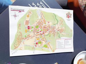 FuenmayorにあるPura Vida Riojaのテーブル上のリエカ市地図