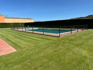 FuenmayorにあるPura Vida Riojaのプール付きのテニスコート