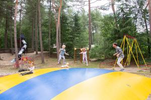 un grupo de personas jugando en un patio de recreo en Happy Lodge, en Alphen