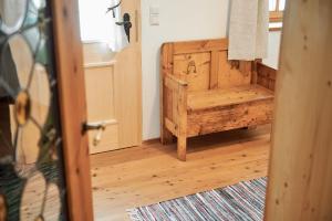 an open door to a room with a wooden tub at Beim Sattler in Kinsau +16 photos