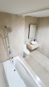 uma casa de banho com uma banheira, um WC e um lavatório. em 2Rooms QueenBed In D Heart of KL em Kuala Lumpur