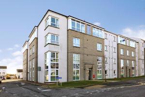 um edifício de apartamentos na esquina de uma rua em Vibrant Home in Aberdeen Scotland em Dyce