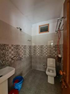 La salle de bains est pourvue de toilettes et d'un lavabo. dans l'établissement Rivulet Resort & Camping, à Mussoorie