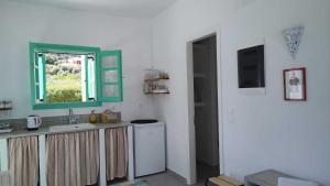 cocina con fregadero y ventana en Ethel apartment, en Alinda