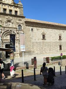 een groep mensen die voor een gebouw staan bij Miguel Ángel in Toledo