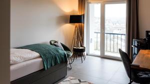 a bedroom with a bed and a balcony with a view at SI-View Einzelzimmer mit Balkon Zimmer 4 in Siegen