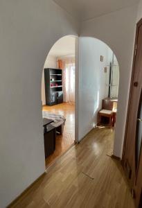 uma sala de estar com um arco e uma sala de estar em 3- х комнатная квартира в центре em Rivne
