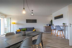 Il comprend une cuisine et un salon avec une table et des chaises. dans l'établissement *T3*Toulouse Purpan+Parking+Piscine, à Toulouse