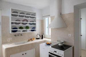 Кухня или мини-кухня в Archipelago Sifnos - Seaside Accommodation
