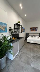 ein Zimmer mit einem Bett und Pflanzen darin in der Unterkunft Family House in Cefalú