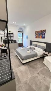 ein großes Schlafzimmer mit einem großen Bett und einem Schreibtisch in der Unterkunft Family House in Cefalú