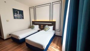 pokój hotelowy z 2 łóżkami i oknem w obiekcie Premiere Hotel w mieście Kelang