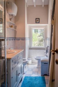 La salle de bains est pourvue d'un lavabo, de toilettes et d'une fenêtre. dans l'établissement Villa Tulipano - Massa Martana, à Massa Martana