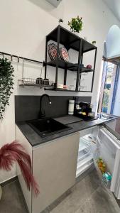 eine Küche mit Spüle und offenem Kühlschrank in der Unterkunft Family House in Cefalú + 17 Fotos