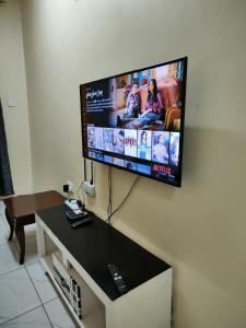 Télévision ou salle de divertissement dans l'établissement Mudzini Home