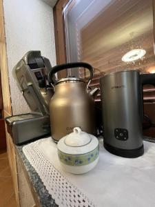 un bollitore per tè e una macchinetta del caffè su un bancone di Casa vacanze Monte a Castellino Tanaro