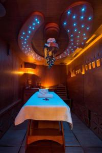 uma casa de banho com uma mesa e luzes no tecto em The Villa Suites - Pool & SPA em Como