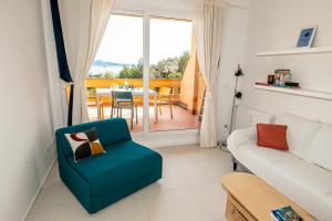 een woonkamer met een blauwe stoel en een tafel bij Casa sul Golfo - CITRA: 010001-LT-0392 in Arenzano