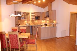 een keuken met een tafel en een eetkamer bij Zum Eichhof in Reit im Winkl