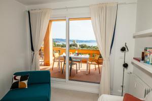 een kamer met een tafel en een balkon met uitzicht bij Casa sul Golfo - CITRA: 010001-LT-0392 in Arenzano