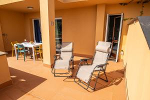 een patio met 4 stoelen en een tafel en een tafel bij Casa sul Golfo - CITRA: 010001-LT-0392 in Arenzano