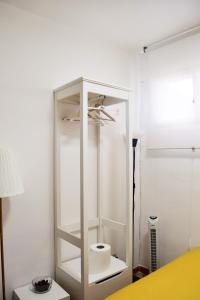 een witte kast met een toilet in een kamer bij La Perla in Isola delle Femmine