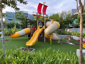 un parque infantil con tobogán en Langkawi Pool Villa en Pantai Cenang