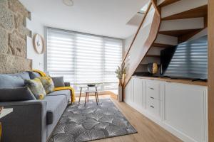 a living room with a couch and a tv at Apartamento Almuiña in Marín