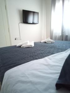 1 dormitorio con 1 cama y 2 toallas blancas en EvropisHouse en Kozani
