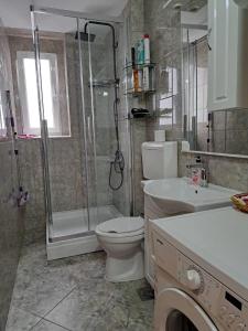 ein Bad mit einer Dusche, einem WC und einem Waschbecken in der Unterkunft Apartment Lucky Lu in Bar
