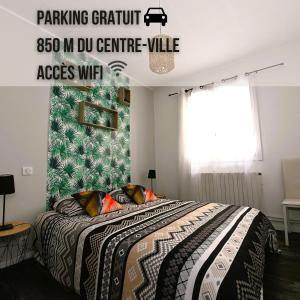 1 dormitorio con 1 cama con pared verde en Les Cimes, en Bagnères-de-Bigorre