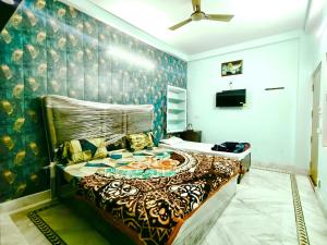 Postel nebo postele na pokoji v ubytování Trilok Residency - Dashashwamedh Varanasi