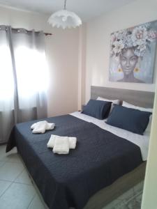 um quarto com uma cama com duas toalhas em EvropisHouse em Kozani