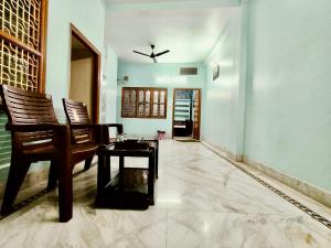 Posezení v ubytování Trilok Residency - Dashashwamedh Varanasi