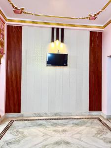 TV a/nebo společenská místnost v ubytování Trilok Residency - Dashashwamedh Varanasi