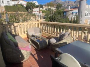 ラ・ヌシアにあるChalet con vista al marのバルコニー(椅子、テーブル付)
