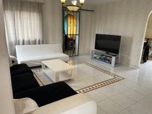 TV a/nebo společenská místnost v ubytování Chalet con vista al mar