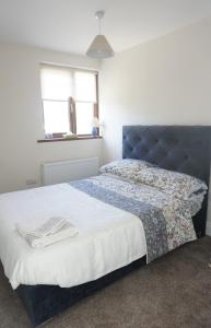 Holywell Lodge : غرفة نوم مع سرير كبير مع اللوح الأمامي الأزرق